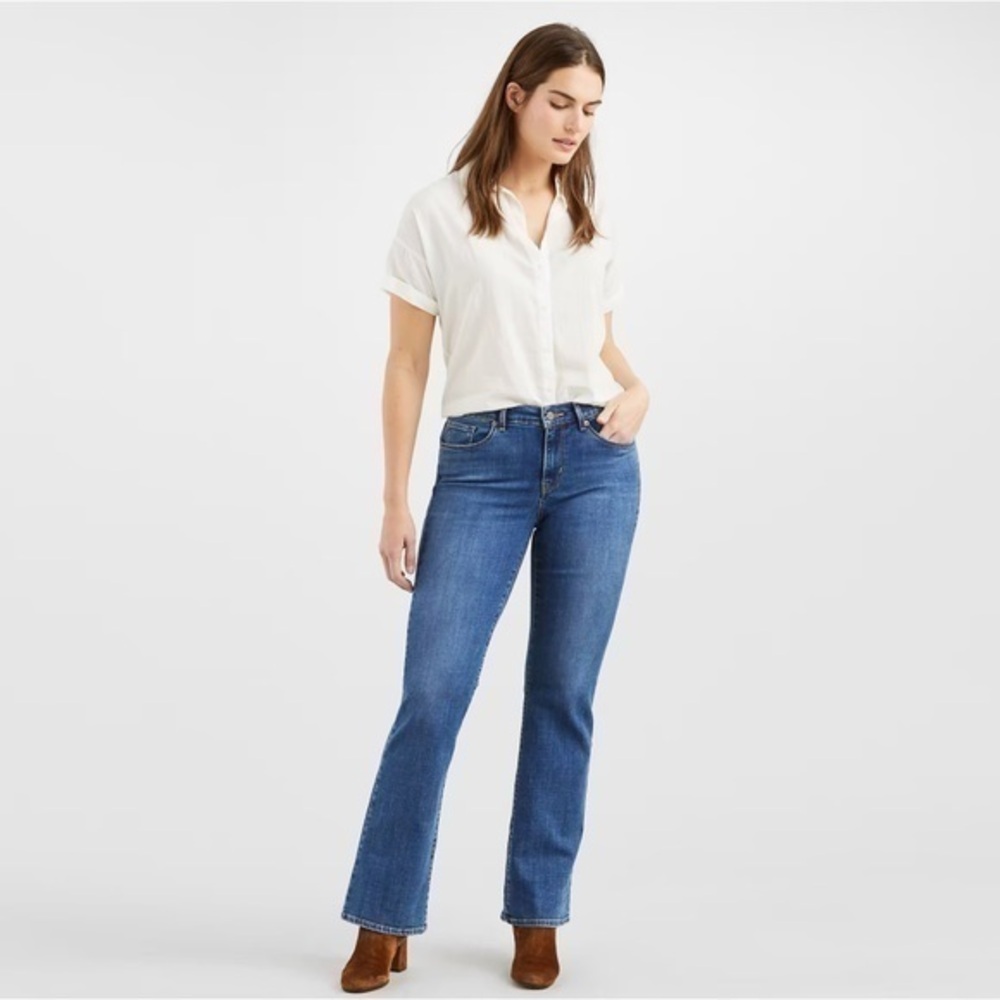 Levi’s Women’s Classic Bootcut Dark Wash Jeans Size 6